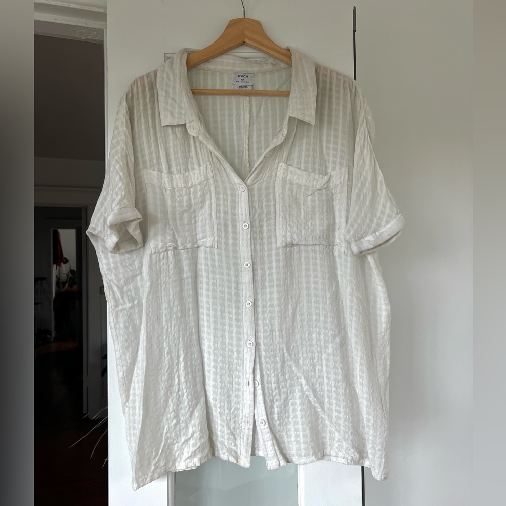 White short-sleeved RVCA button down - size M/L
